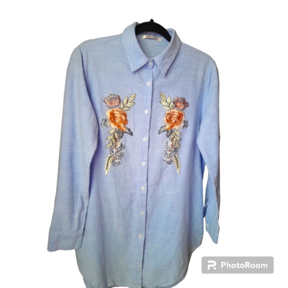 Long sleeves woman shirt. Mix cotton and polyester, flower applico.